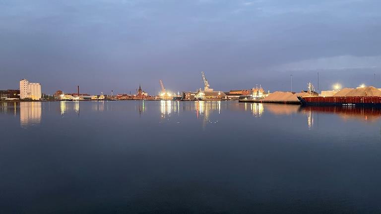 Nakskov Havn en aften set fra indsejlingen